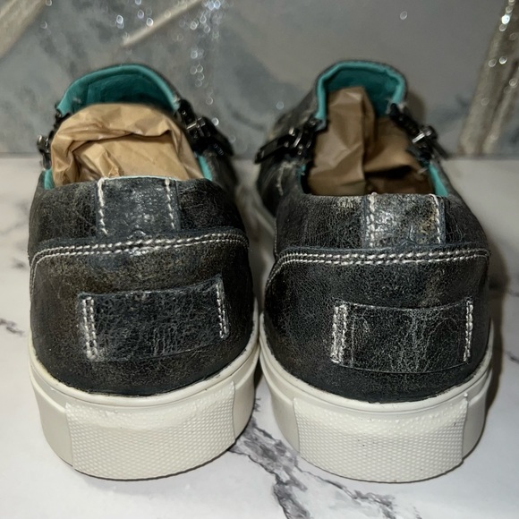 Corral Sneaker Shoes NWT. Sz 7.5 Grey Cross/Wings - Picture 3 of 14